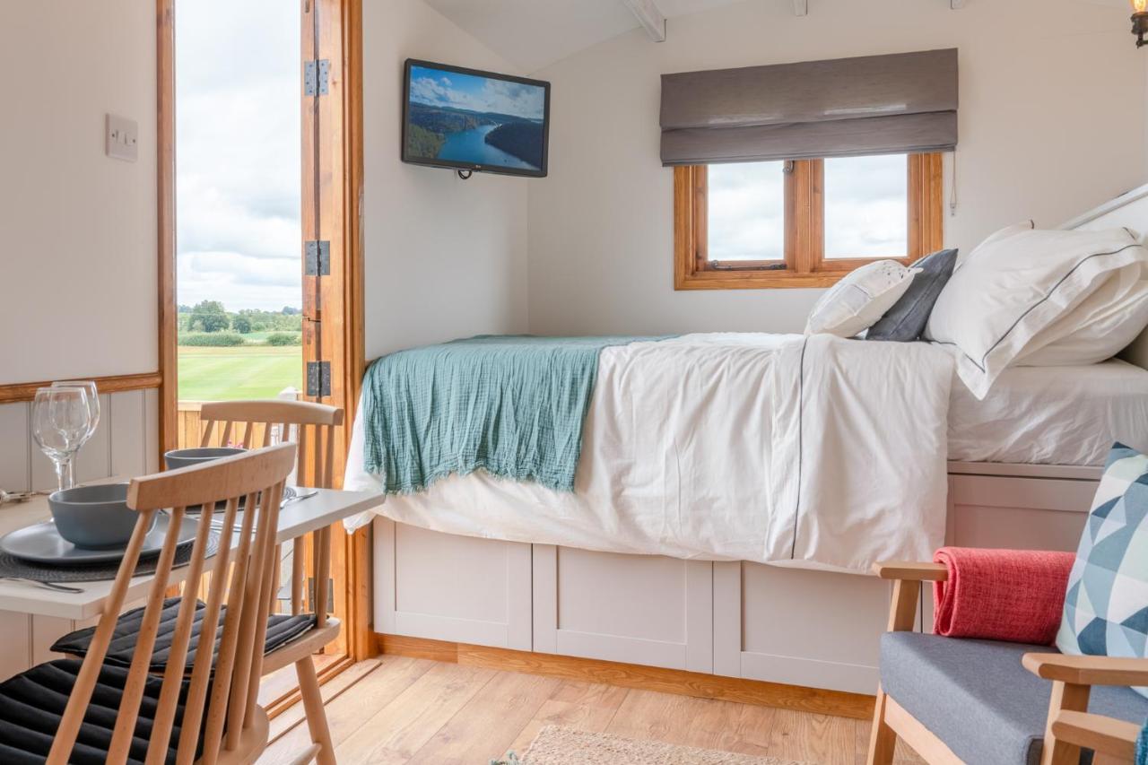 Outbak Shepherds Hut Cheltenham Exterior photo